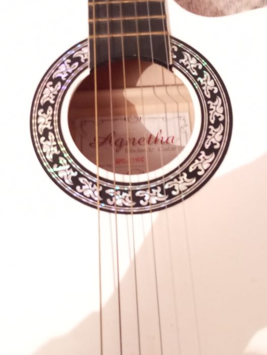 Гитара музыкални инструмент