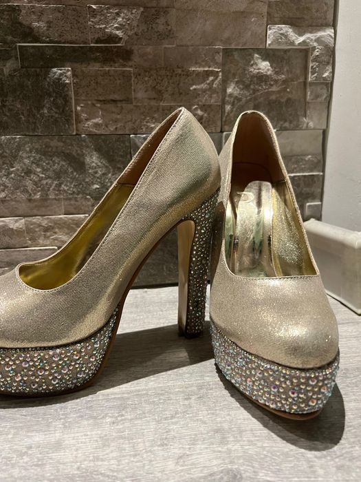 Чисто нови  обувки