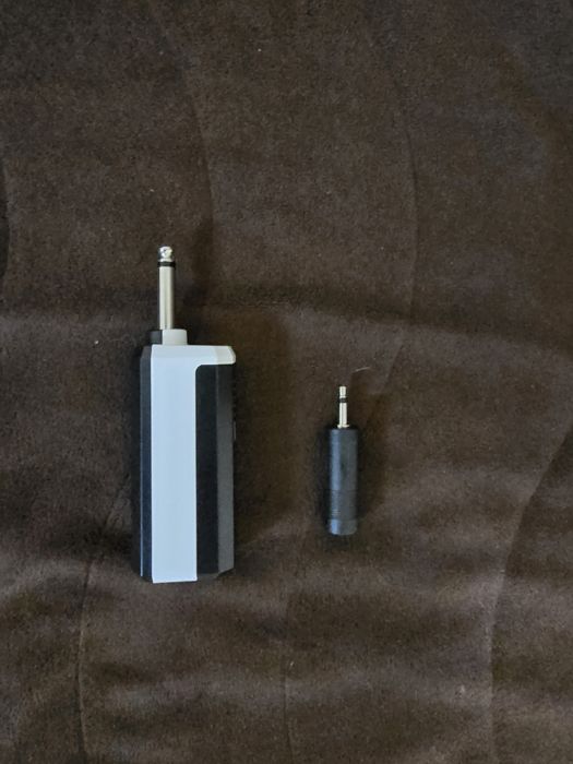 Продавам два микрофона