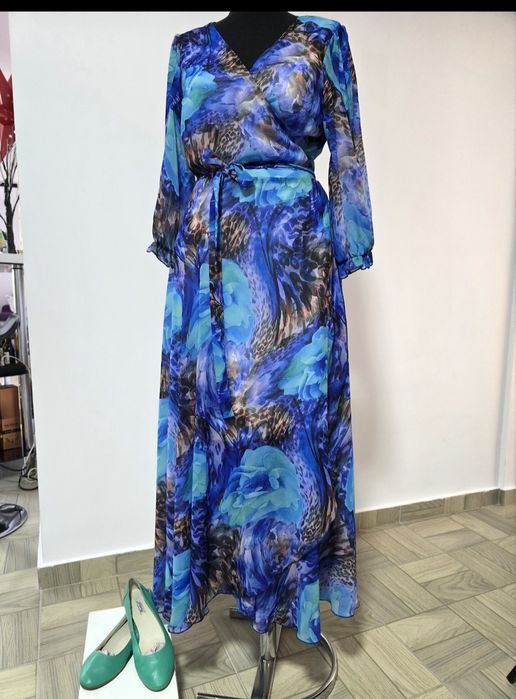 Rochie maxi animal print turcoaz, cordon propriu pentru fixarea taliei