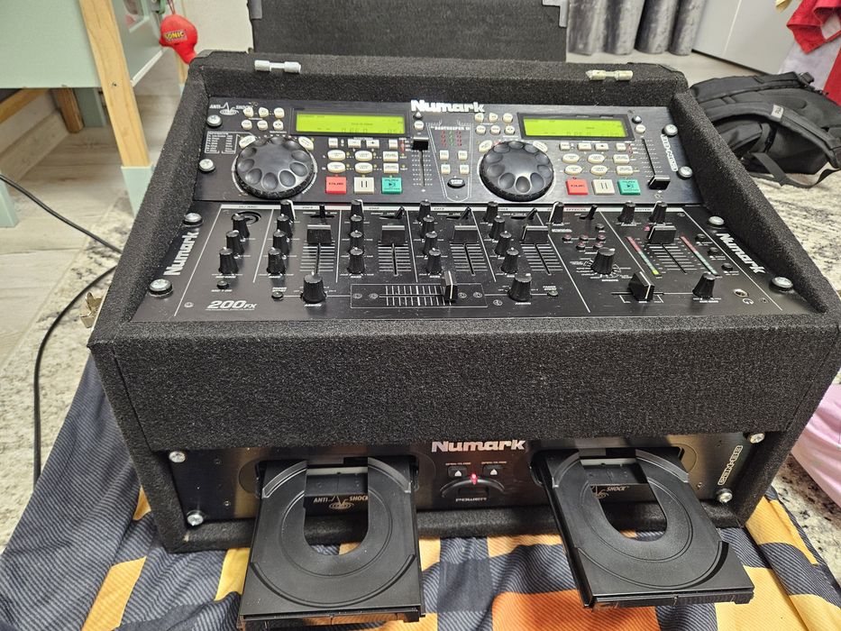 Consolă DJ completă Numark (Mixer 200FX + Dublu CD Player CDN88) în Flight Case