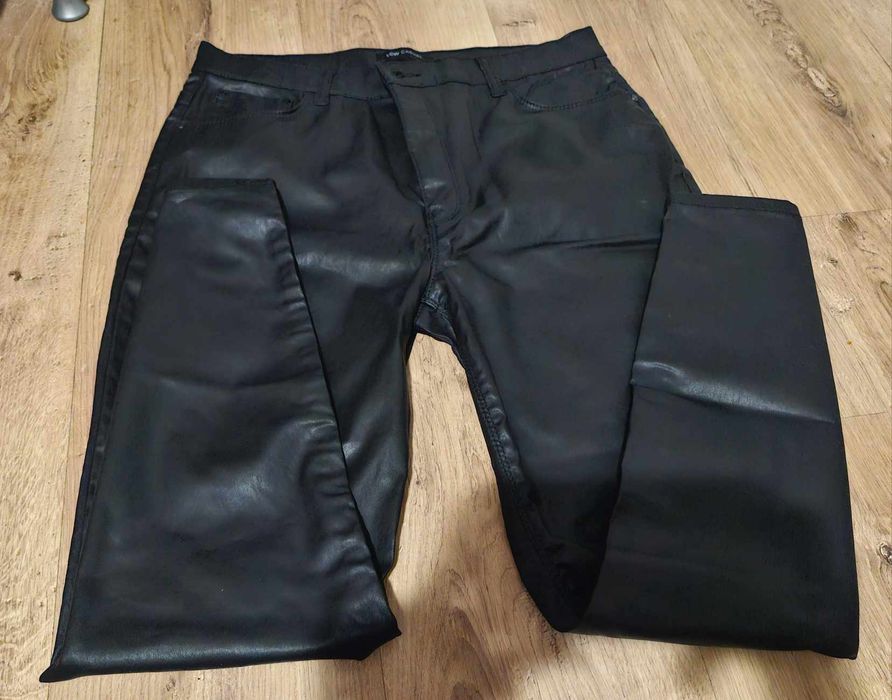 Дамски кожен черен панталон
