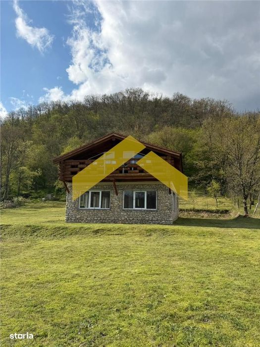 Cabana din piatra de codru si busteni pe Clisura Dunarii, Caraș-S