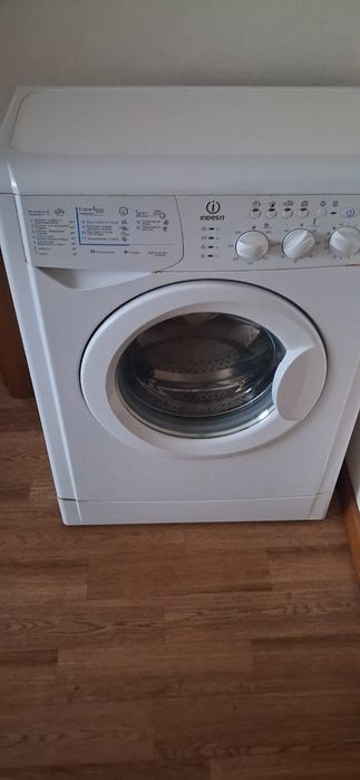 Продам нерабочую стиральную машинку indesit на запчасти