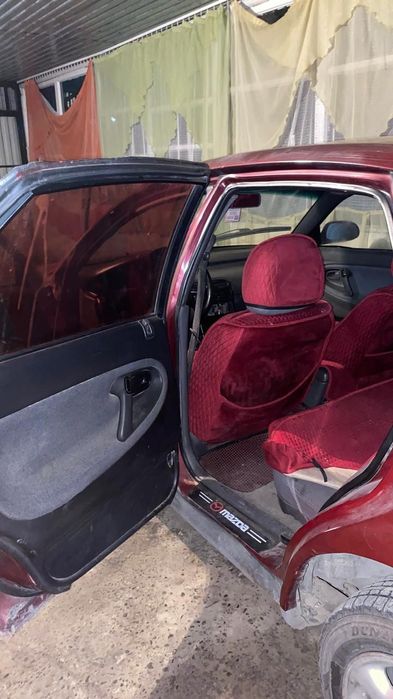 Мазда кронс красныи