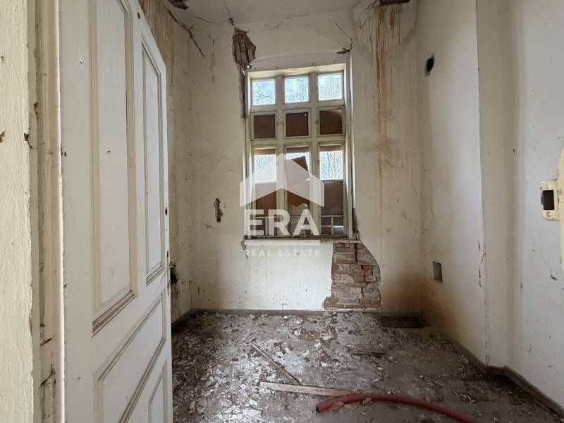 Поземлен имот със сграда в гр.Троян