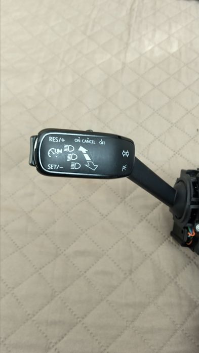 Продавам превключвател на кормилната уредба-лостче светлини и чистачки