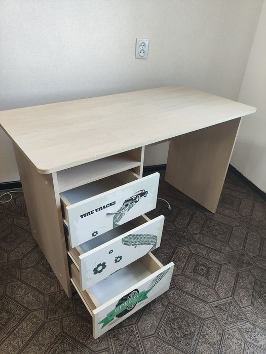 шкаф 35000, стол в подарок