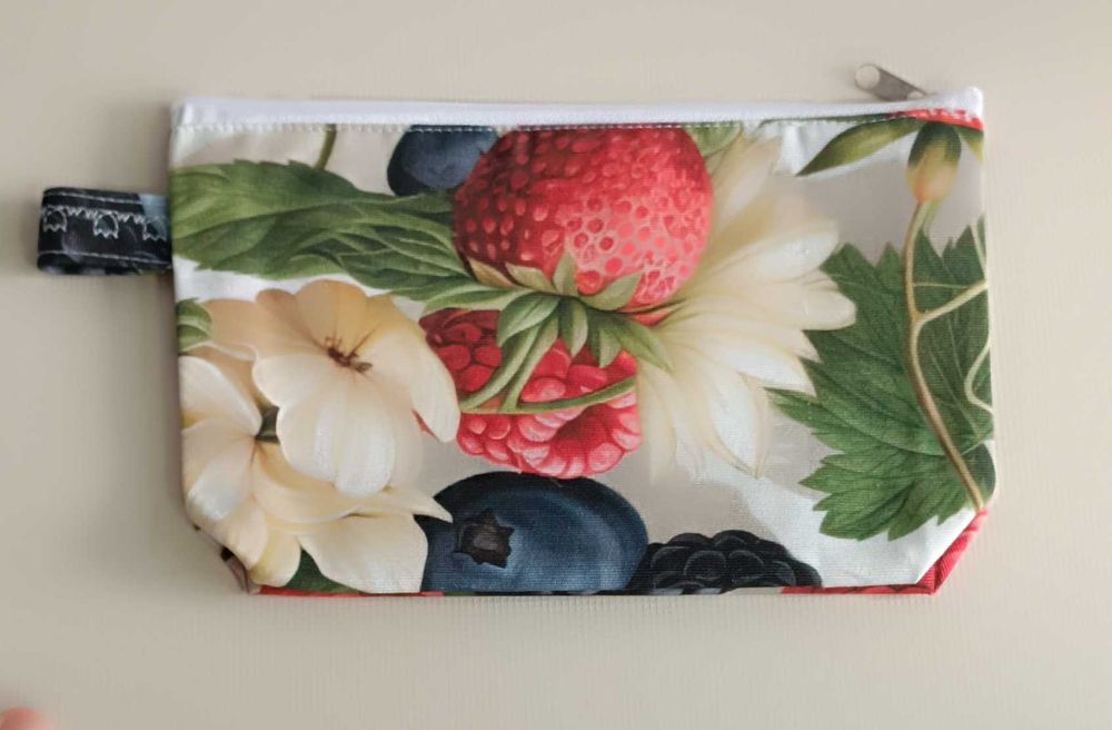 Продавам 18 броя несесера с различни размери на едро