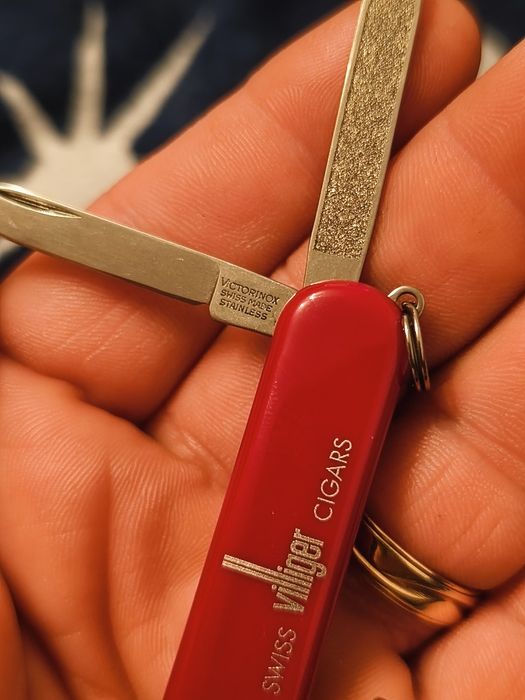 Briceag Victorinox Classic SD – Ediție de Colecție „Villiger Cigars”
D