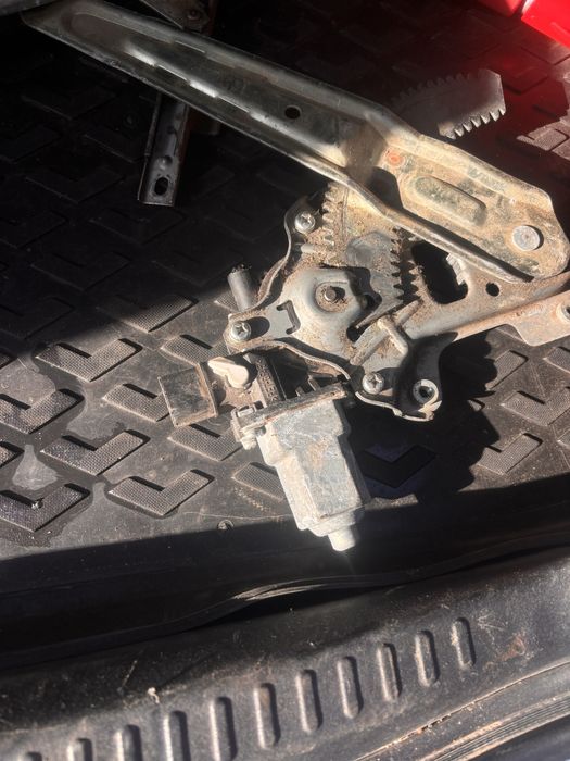 Продам стеклоподемник митсубиси ланцер