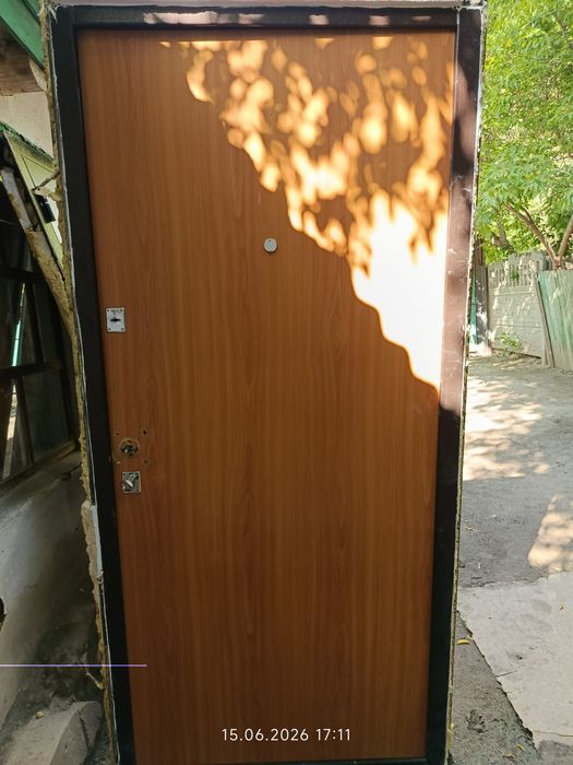 Продам металлическую дверь цены разные.