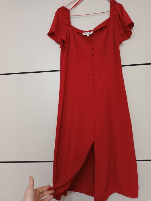 Много лека червена рокля