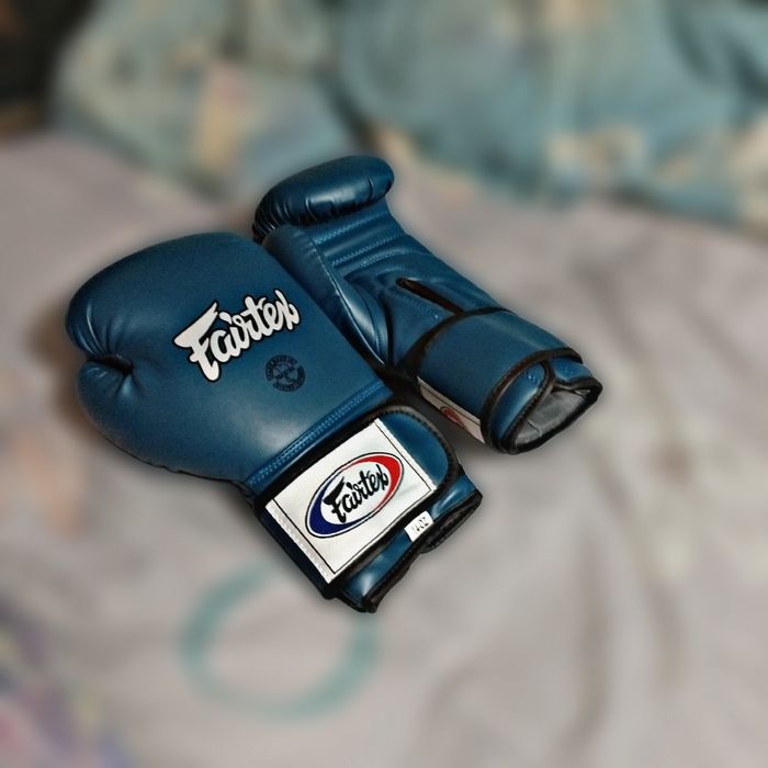 Продаю срочно новые хорошие боксёрские перчатки