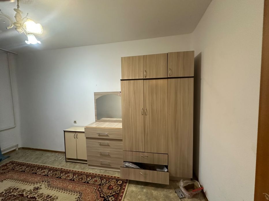 Продам шкаф и тумбу с зеркалом срочно