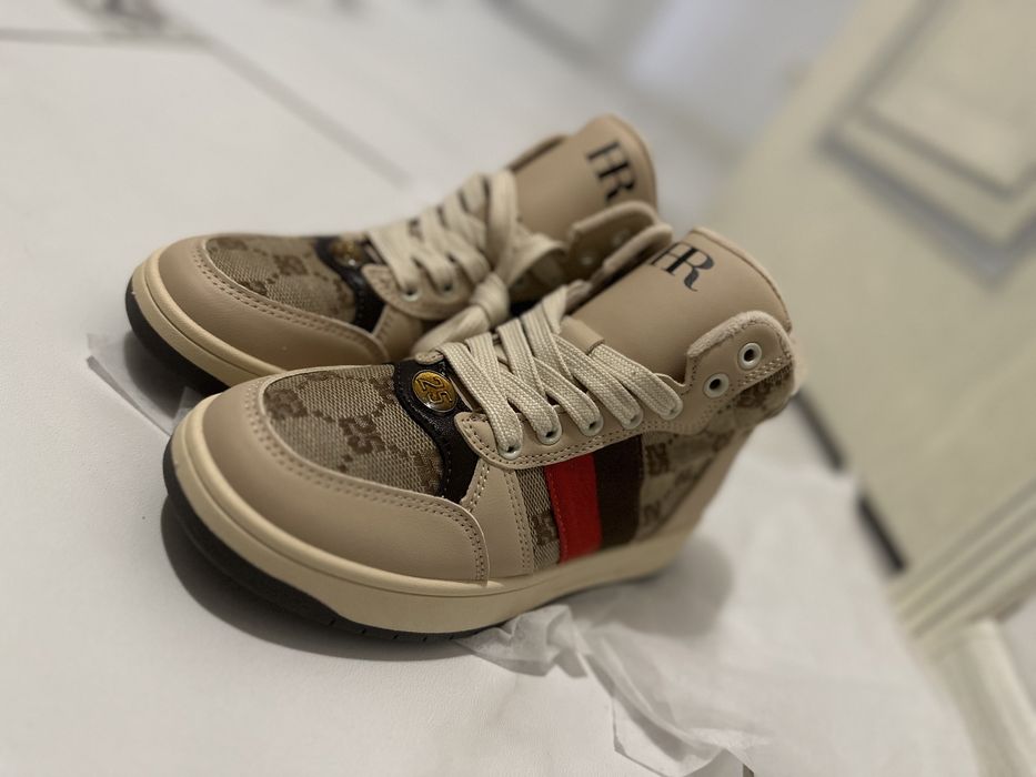 Кроссовки женские