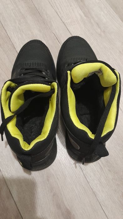 Продам кроссовки детские