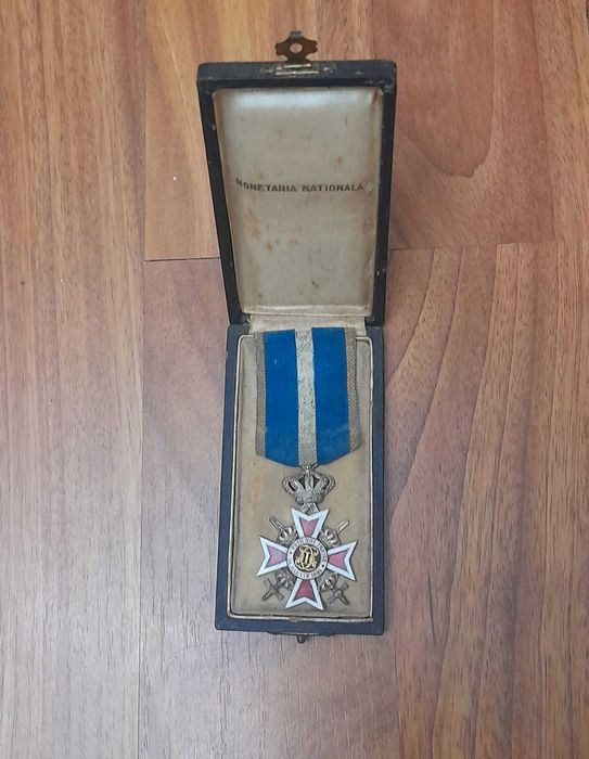 Medalie si cutie - Coroana Romaniei in grad de cavaler.