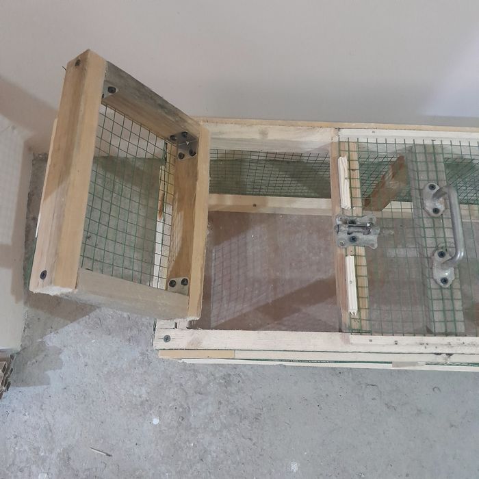 Qush uchun qafas sotiladi.