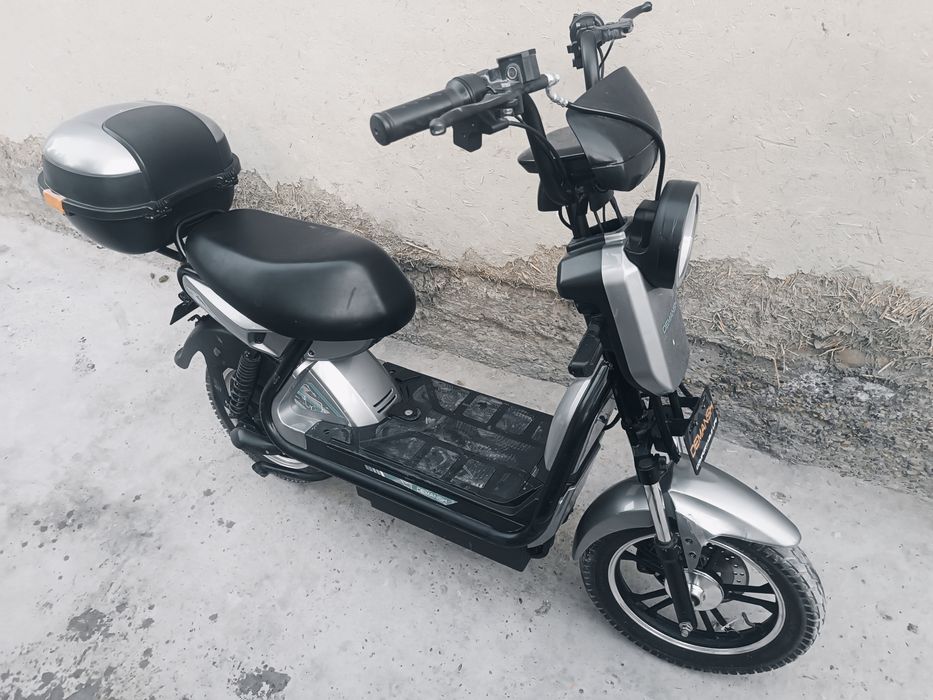 Єлектро скутер сотилади