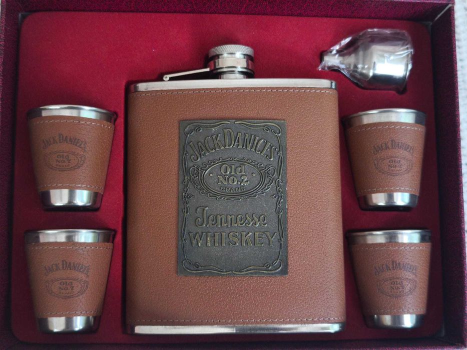 Уникален подаръчен комплект Jack Daniel’s “OLD No.7”: манерка, 4 шота и фуния в елегантна GT кутия