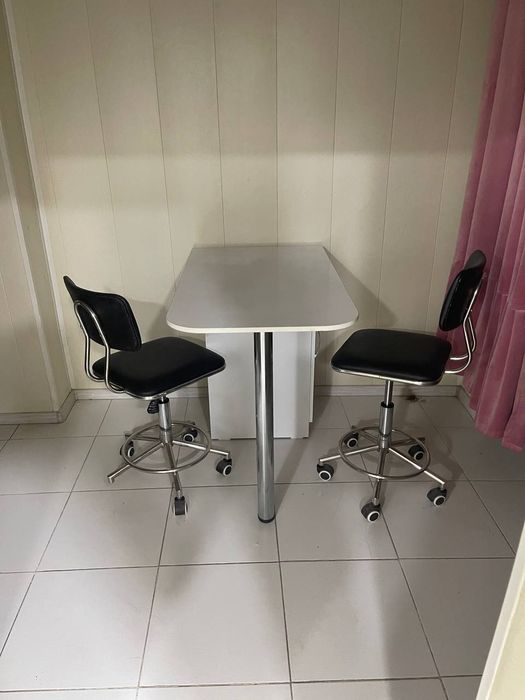 Салони жихозлари сотилади.