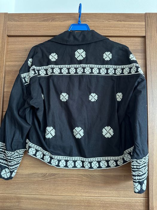 Черно преходно яке с бродерия