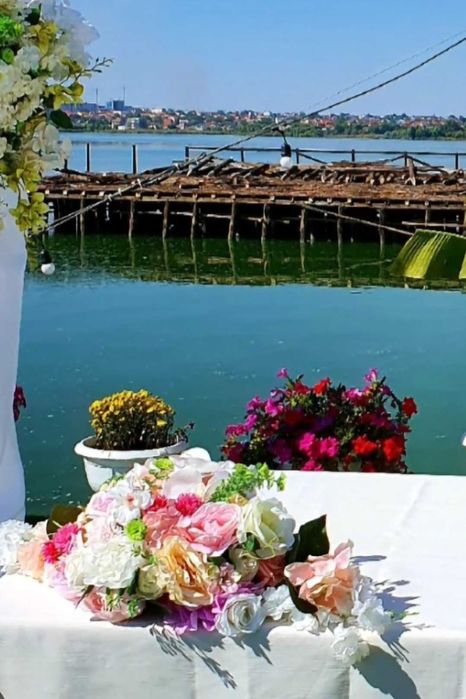 Vand aranjamente florale , flori artificiale  pentru evenimente