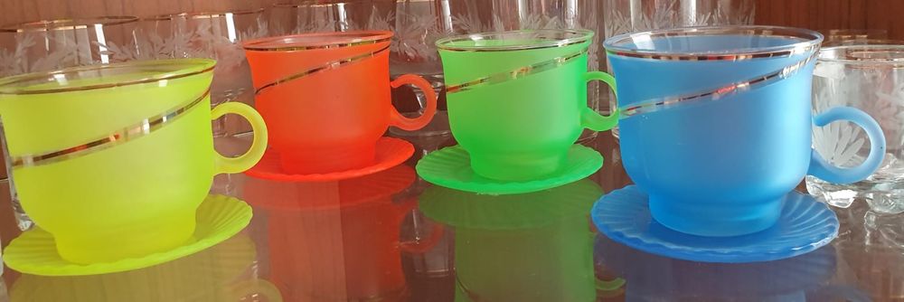 Цветные чашки с блюдцами