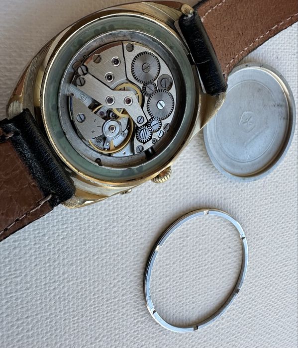 Часовник Слава,механичен позлатен,с два датника,80 г