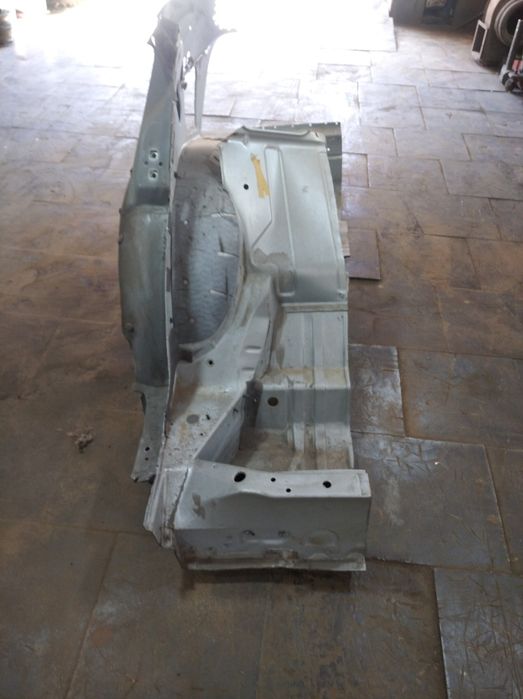 Задний правый лонжерон а/м Мерседес