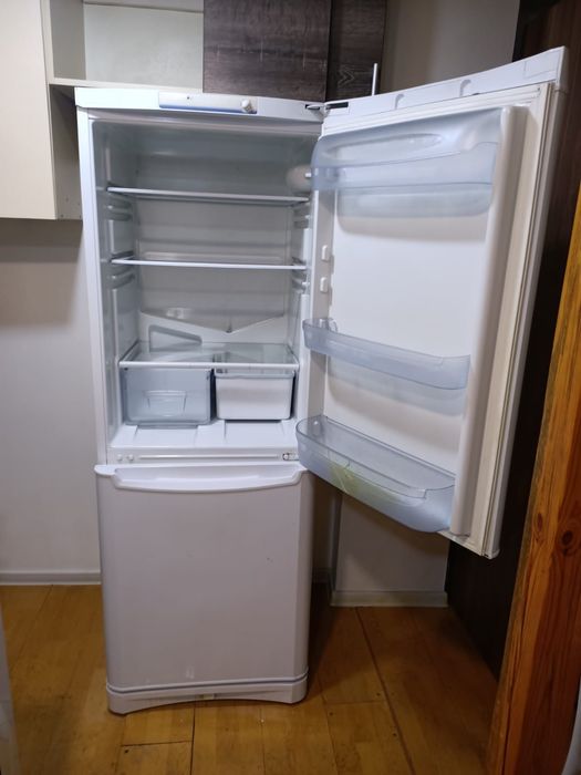 Холодильник Indesit б/у (двухкамерный)