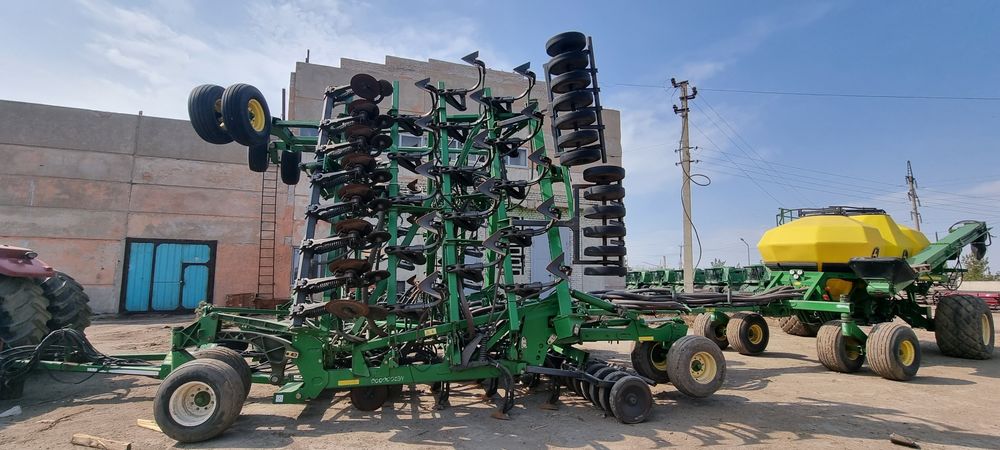 Продам посевные Комплексы ДжонДир 1835