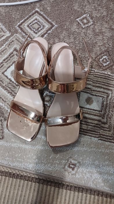 Женские босоножки