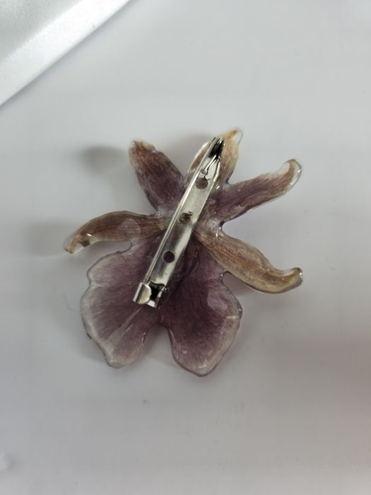 Брошки с естествен цвят на орхидея.