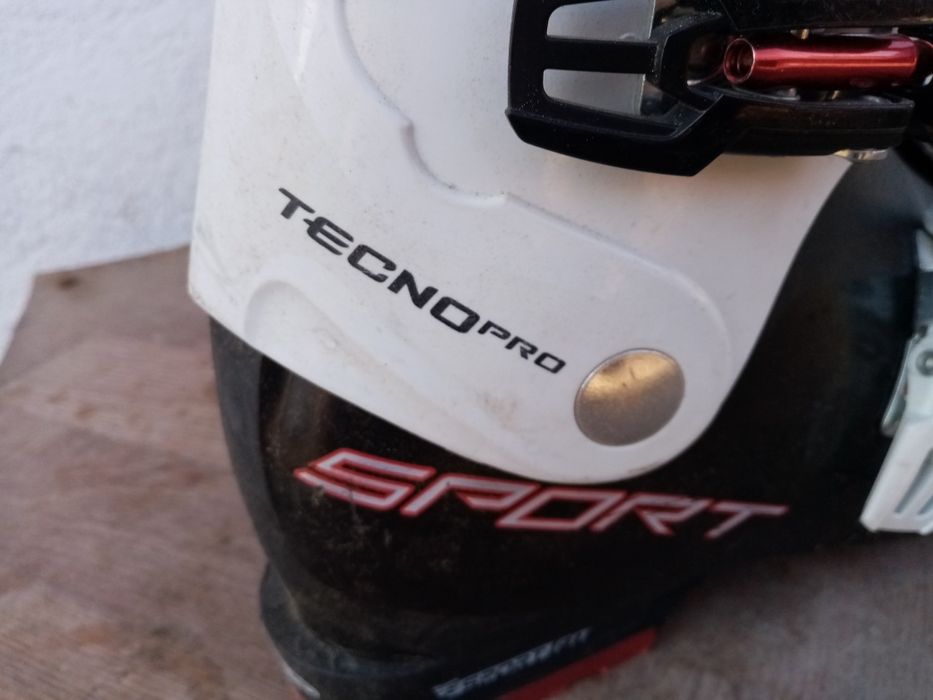 Спорт книги хоби. Ски обувки.