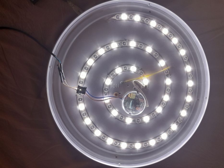 Продавам голяма лед лампа за таван