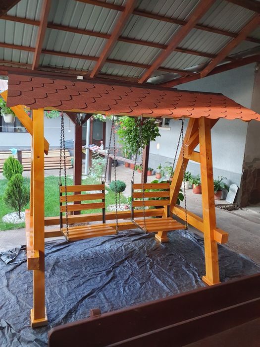 Balansoare și foișoare