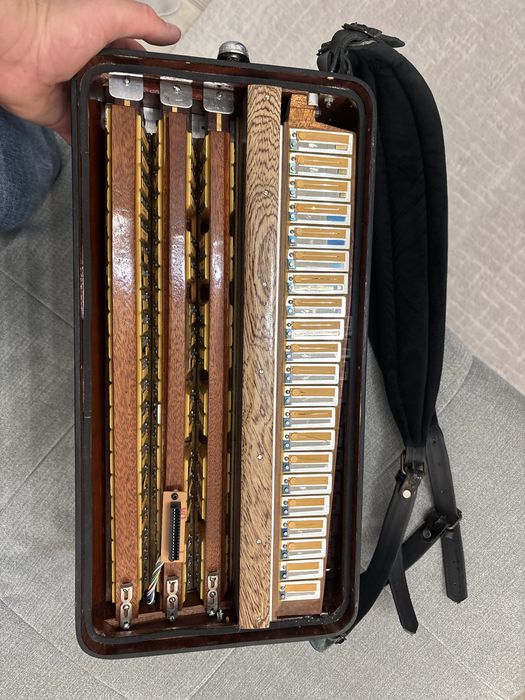 Acordeon Baro cu 96 de basi cassotto 3+2