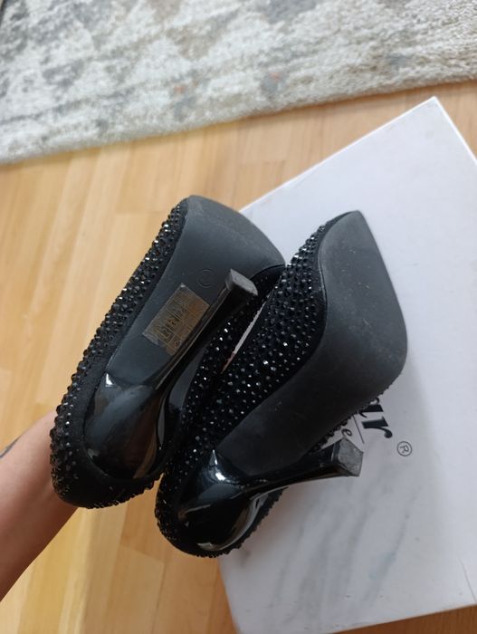 Елегантни дамски обувки