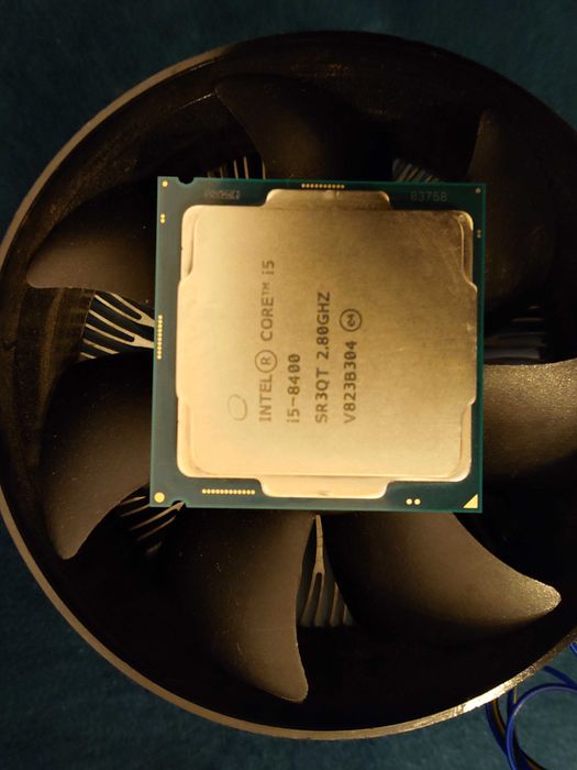 Procesor Intel Core i5‑8400 și cooler stock Intel