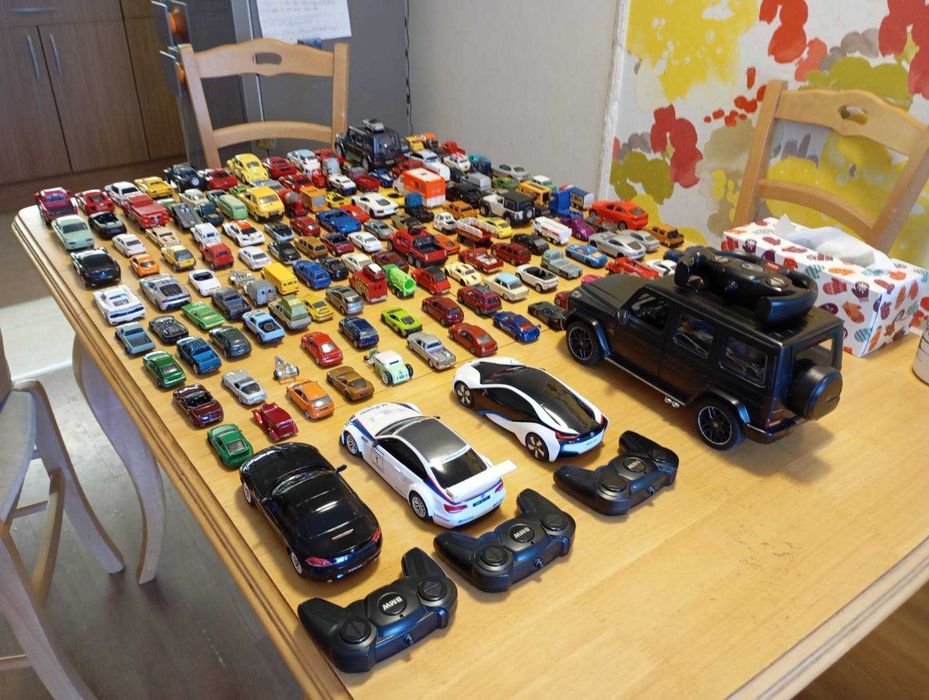 Голяма колекция от метални колички и радиоуправляеми коли