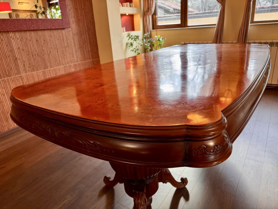 Продавам класическа трапезна маса с 8 стола - масив