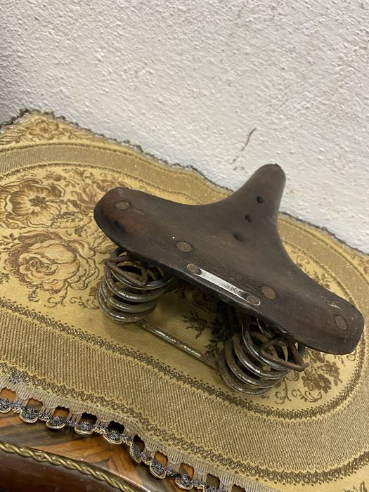 Ретро седалка от велосипед от естествена кожа