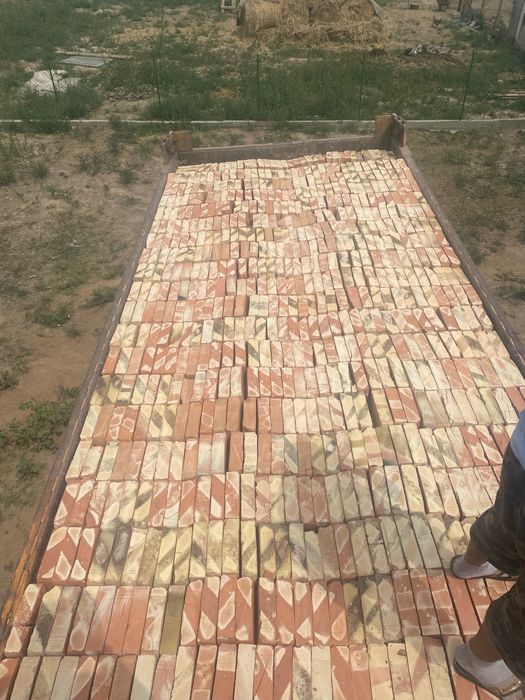 жженный красный кирпич