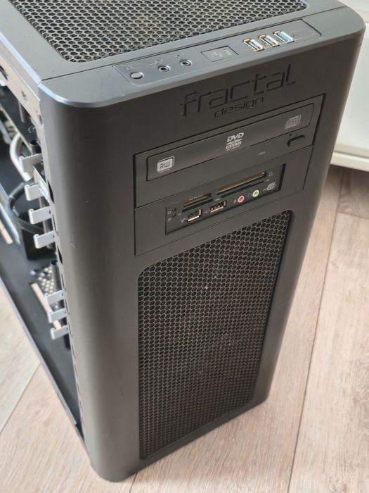 PC Gaming de buget (i7, GTX 970, 16GB RAM, SSD) cu Monitor Full HD  și Periferice