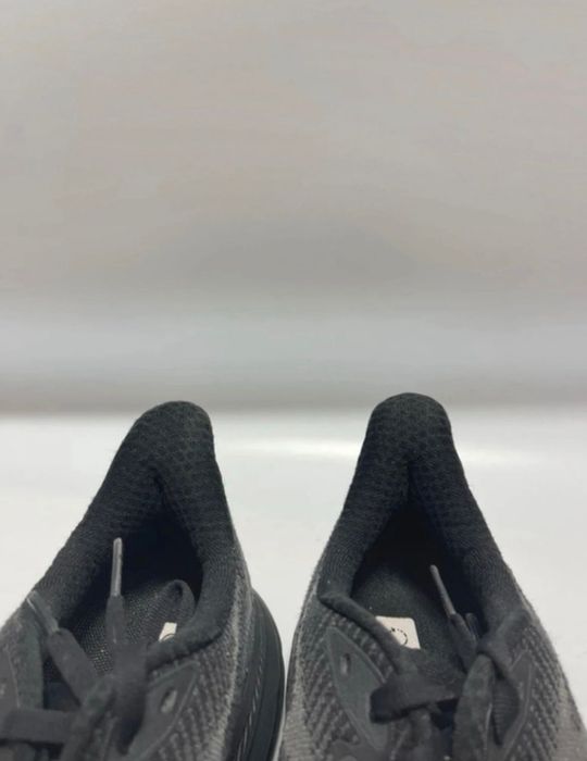 Vând papuci Hoka mărime 42