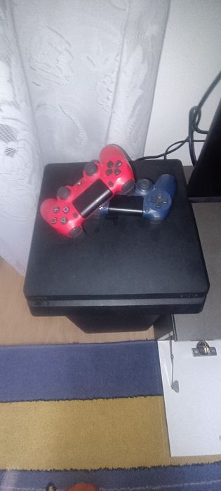 Se dă ps4 slim cu două manete + 9 jocuri+volan gaming