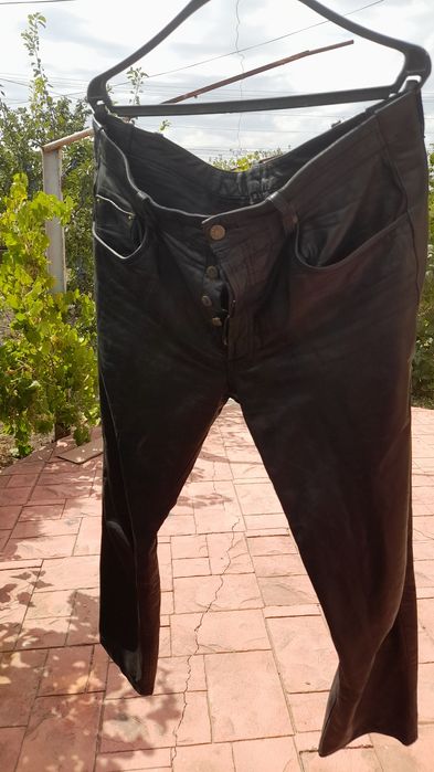 Pantaloni de piele