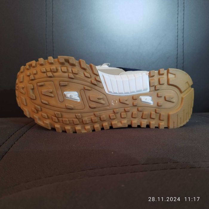 Продам новые кроссовки.